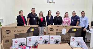 La Nación / Juezas de Ejecución de Capital realizaron donación de televisores al penal de Tacumbú