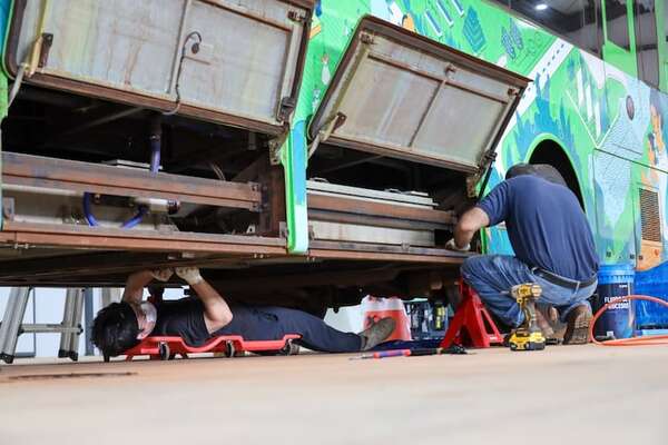 Itaipú: técnicos coreanos realizan mantenimiento de buses eléctricos y capacitación profesional - Economía - ABC Color