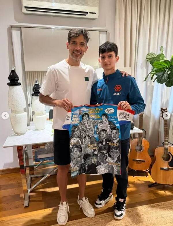 Combina fútbol y música para pintar sus remeras