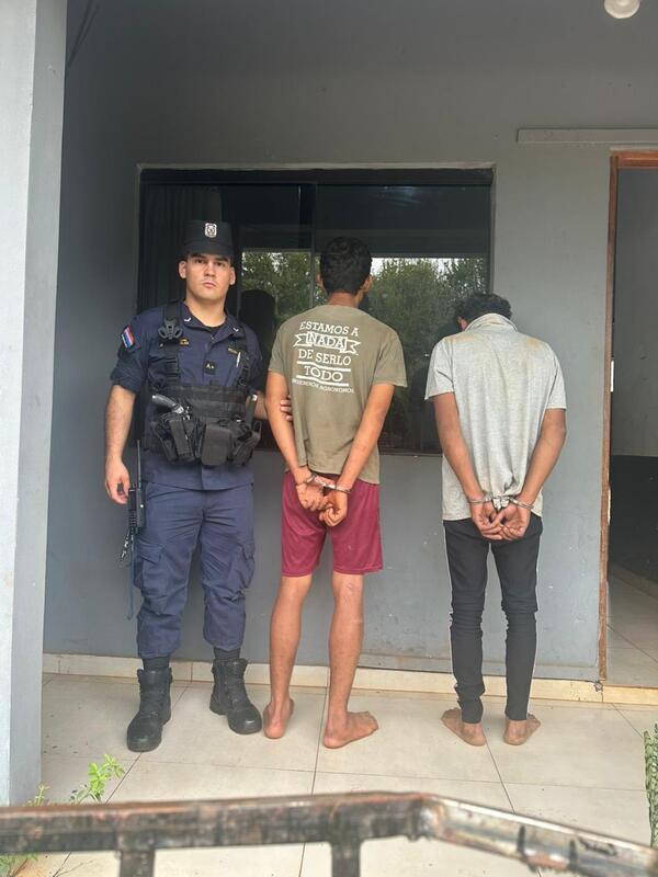 Caen dos sujetos tras hurtar rejas de una escuela de fútbol