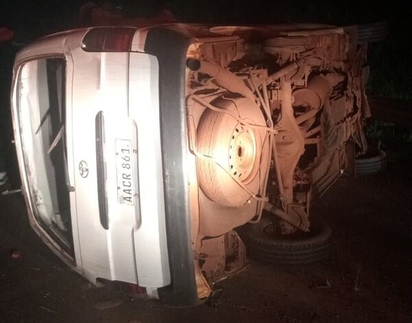 Falla mecánica provoca vuelco de transporte estudiantil en Minga Guazú