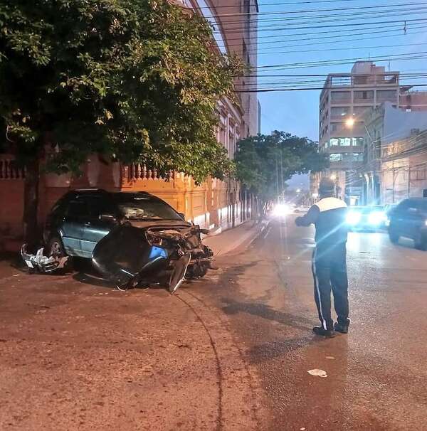 Bus choca con una camioneta en pleno centro de Asunción - Policiales - ABC Color