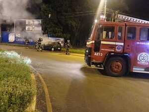 Automóvil arde en llamas en la costanera del barrio Mboi Ka’e de Encarnación