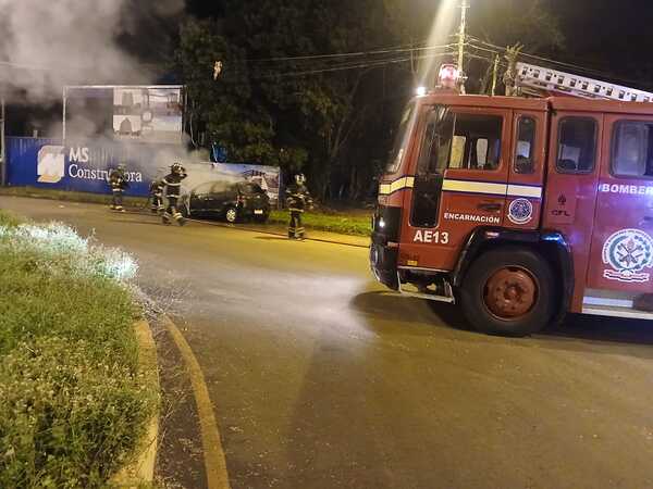 Automóvil arde en llamas en la costanera del barrio Mboi Ka’e de Encarnación