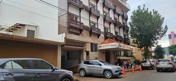 Popular / ¡Extranjeros armaron show y rompieron taxi porque “cariñosas” no aceptaron tarifa!