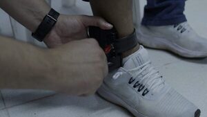 ¿Y cuál es el colmo de tu país? Policías imputados por extorsión usarán tobilleras