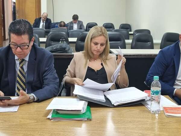 Ministerio Público pide 12 años de cárcel para exfiscala Ana Girala por esquema de “apriete”  - Nacionales - ABC Color