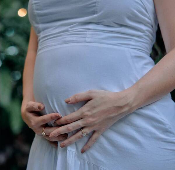 Reapareció luego de 15 días con un bebecito: "Su llegada no fue como soñé"