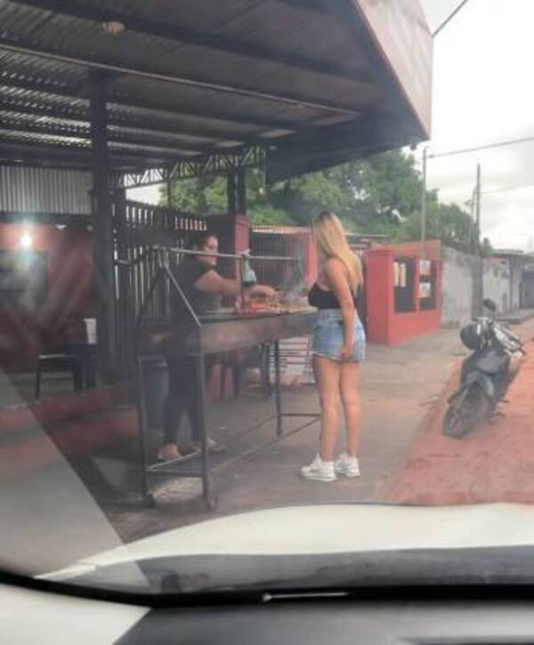 [VIDEO] Joven mostró qué le hace feliz a su novia, pero que ya es presupuesto he'i