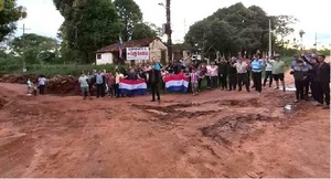 Vecinos reclaman empedrado en Tajy Loma