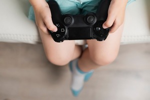 Advierten sobre riesgos de adicción y violencia en jóvenes por uso de tecnología y videojuegos