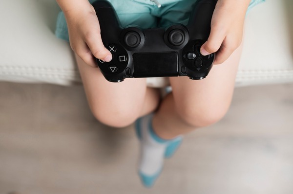 Advierten sobre riesgos de adicción y violencia en jóvenes por uso de tecnología y videojuegos