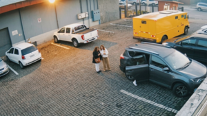 Video: Camión de transporte de valores atropella a dos mujeres mientras retrocedía