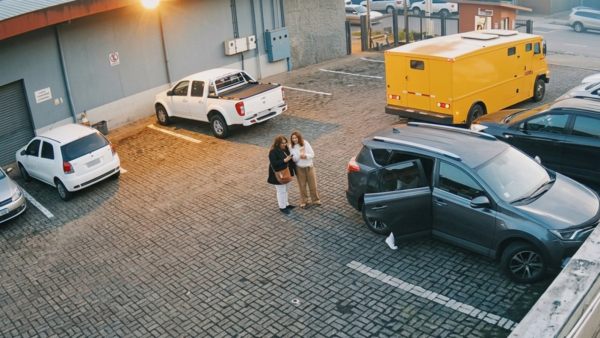 Video: Camión de transporte de valores atropella a dos mujeres mientras retrocedía