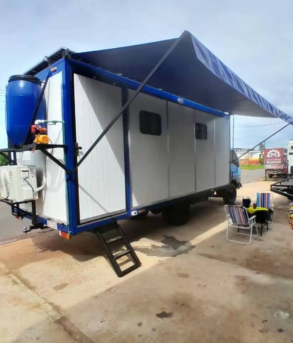 Se reinventó en pandemia y hoy fabrica casas rodantes