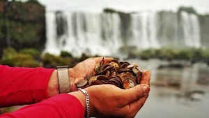 Retiran 383 kilos de monedas del lecho de las Cataratas del Yguazú