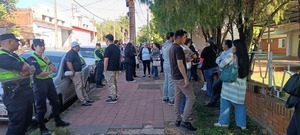 Docentes se movilizan frente al IPS en Encarnación y exigen cambios en la conducción