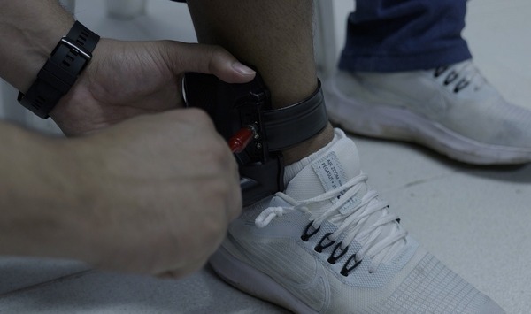 Ordenan tobilleras electrónicas para policías imputados por coima en Asunción