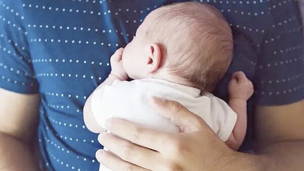 “Desde que nació la bebé, busca excusas para salir dela casa”