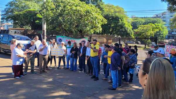 Gremios docentes y asegurados exigen salida de Jorge Britez del IPS en Asunción y CDE