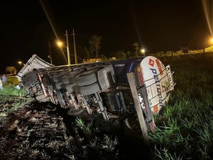 Camión cisterna volcó tras colisionar con un tractor en Yby Yaú - Concepción al Día