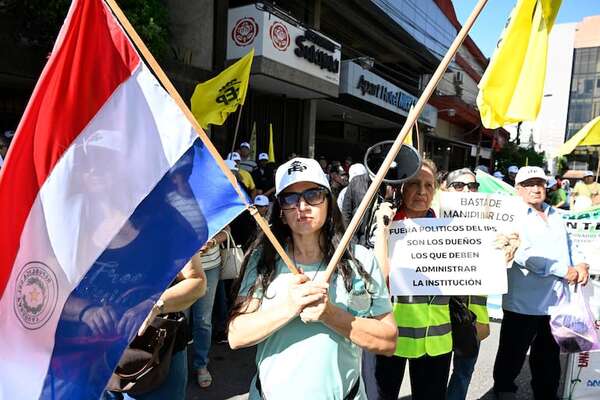 Docentes y asegurados dan tregua al IPS, pero mantienen pedido de renuncia de Jorge Brítez - Nacionales - ABC Color
