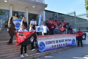 Manifestación frente al IPS de Santaní para exigir la renuncia de Brítez - Nacionales - ABC Color