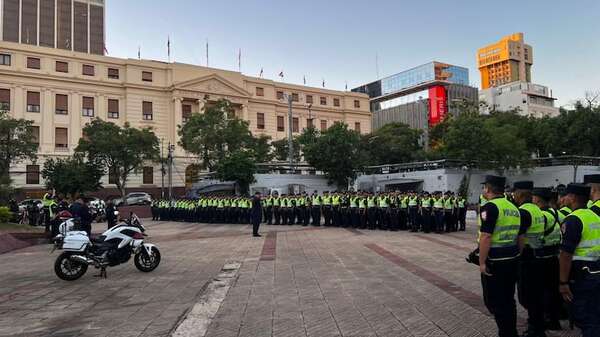 Con cadetes de la Academia de  Policía buscan revitalizar seguridad sobre calle Palma   - Policiales - ABC Color