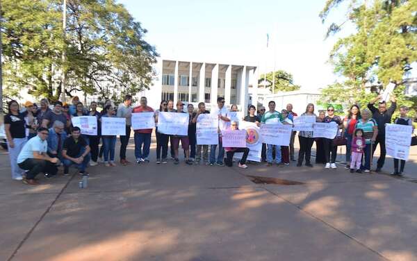 Asegurados del IPS se movilizan en Ciudad del Este para exigir mejoras en la atención  - ABC en el Este - ABC Color
