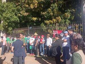 Docentes y asegurados del IPS se movilizan en Villarrica por falta de medicamentos y mala atención  - Nacionales - ABC Color