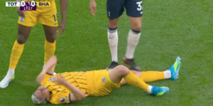 ¡Alerta máxima! Diego Gómez salió lesionado en Brigthon