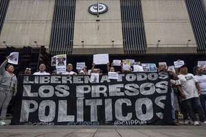 Hay 477 presos políticos en Venezuela dos meses después de aprobada la amnistía, dice ONG - Mundo - ABC Color