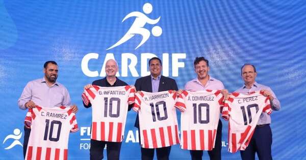 La Nación / APF recibe premio oro de la FIFA