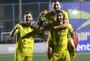 Cómo pio así, el Canario llenó de picotazos al Gallo