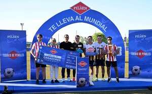 Pilsen lleva a tres amigos a vivir el debut de la Albirroja en el Mundial - Deportes - ABC Color