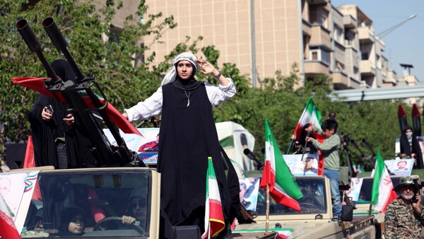 Alta tensión en Ormuz: Irán ataca embarcación y cierra el estrecho