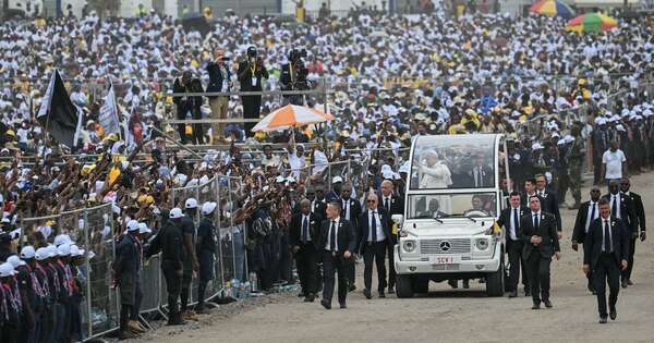 La Nación / Angola aguarda una misa gigante al aire libre del papa León XIV