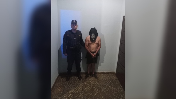 Hombre es detenido por amenazar a su padre y vecinos con un palo