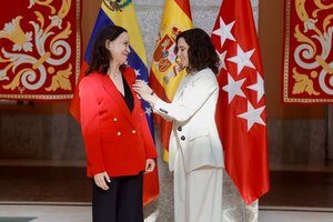 Ayuso impone la Medalla de Oro a Machado mientras "socialismo del siglo XXI está de guateque en Barcelona"