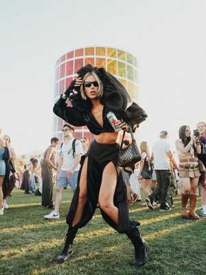 Popular / Misólogo le bajó la caña a influencer Carla Garelli por su facha en Festival Coachella