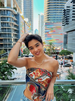 Popular / Aye Alfonso pisa fuerte desde las vibras glamorosas de Miami con su tema "La vida es una sola"