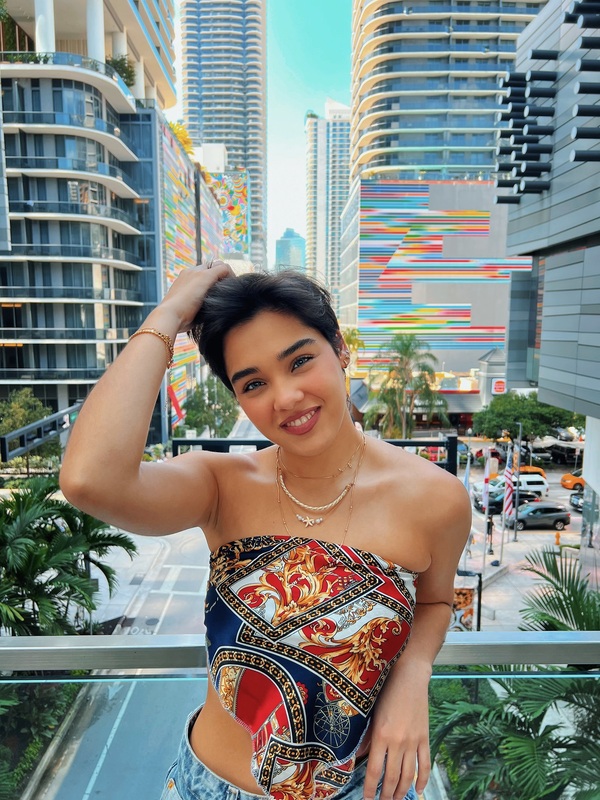 Popular / Aye Alfonso pisa fuerte desde las vibras glamorosas de Miami con su tema "La vida es una sola"