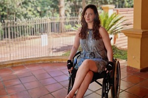 Impulsan colecta para adquirir silla de ruedas adaptada para mujer con movilidad reducida