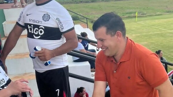 Concejal prófugo aparece en acto público y genera críticas a la Policía en Yasy Cañy