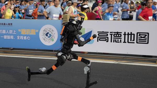 Video: China celebra media maratón de Pekín con robots humanoides que rompen récord humano