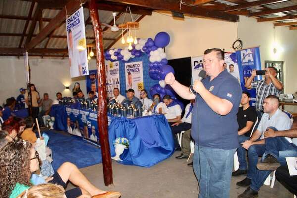 Amarilla insiste con posible candidatura presidencial de hija de Denis y con llamativos regalos - Política - ABC Color