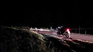 Automóvil derriba columna de la ANDE y deja sin energía a una comunidad de Yasy Cañy