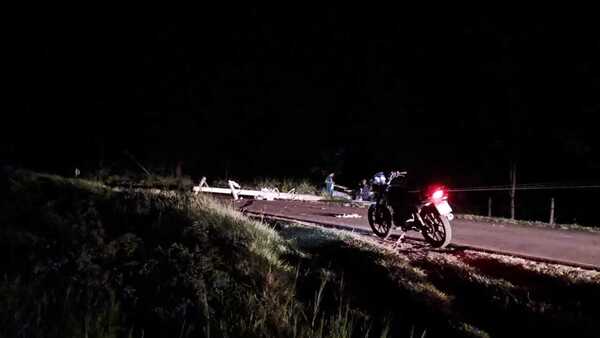 Automóvil derriba columna de la ANDE y deja sin energía a una comunidad de Yasy Cañy