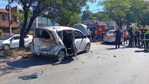 Cuádruple choque deja lesionados, heridos y vehículos dañados en Asunción