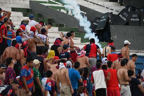 La violencia forzó la suspensión del superclásico en Sajonia - Superclásico - ABC Color
